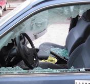 Били стёкла в машинах, а потом начали воровать: двоих хулиганов задержали в Минской области