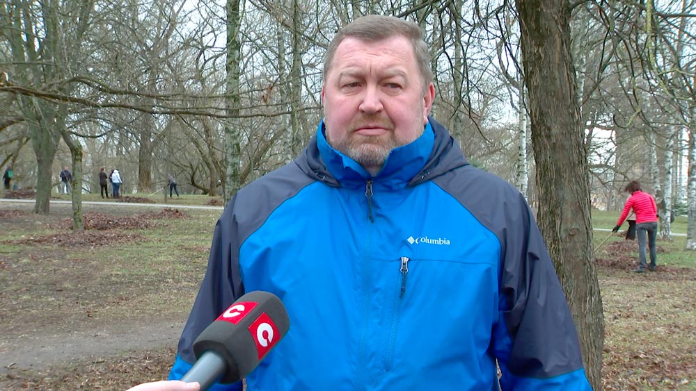 Начальник управления СК по Минску на субботнике: «Где-то памятники сносят, где-то за памятниками ухаживают»
