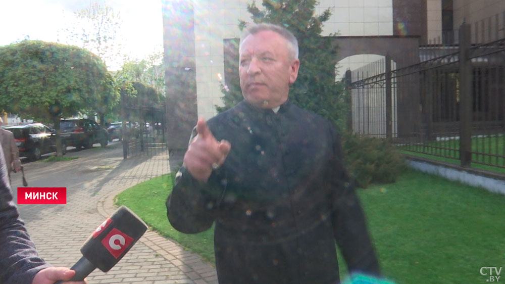 «Мы не дали из вас сварить мыло». Григорий Азарёнок побывал на митинге у посольства Украины-13