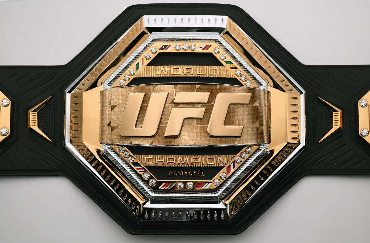 Ислам Махачев успешно защитил пояс UFC и обновил рекорд организации