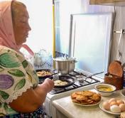 Драники, спаржа с грибами, жареное сало. Как накормить гостей вкусно, показывает бабушка из Мотоля Драники, спаржа с грибами, жареное сало. Как накормить гостей вкусно, показывает бабушка из Мотоля