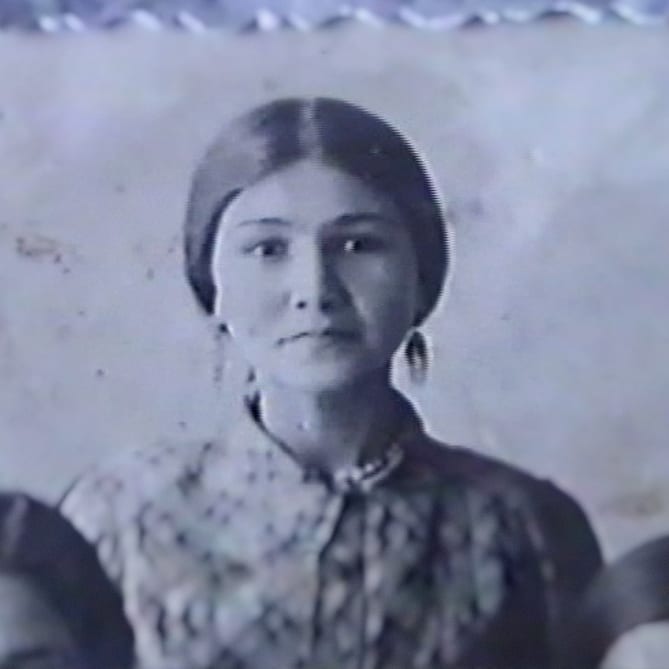 «Она была первой, к кому я бежала». Внучки поделились фотографиями молодых бабушек-22