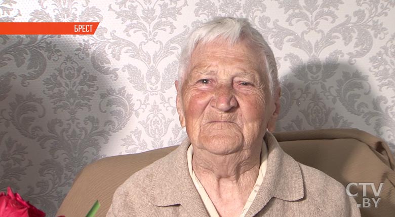 «На свежем воздухе пройтись обязательно надо»: секрет 100-летней долгожительницы из Бреста-7