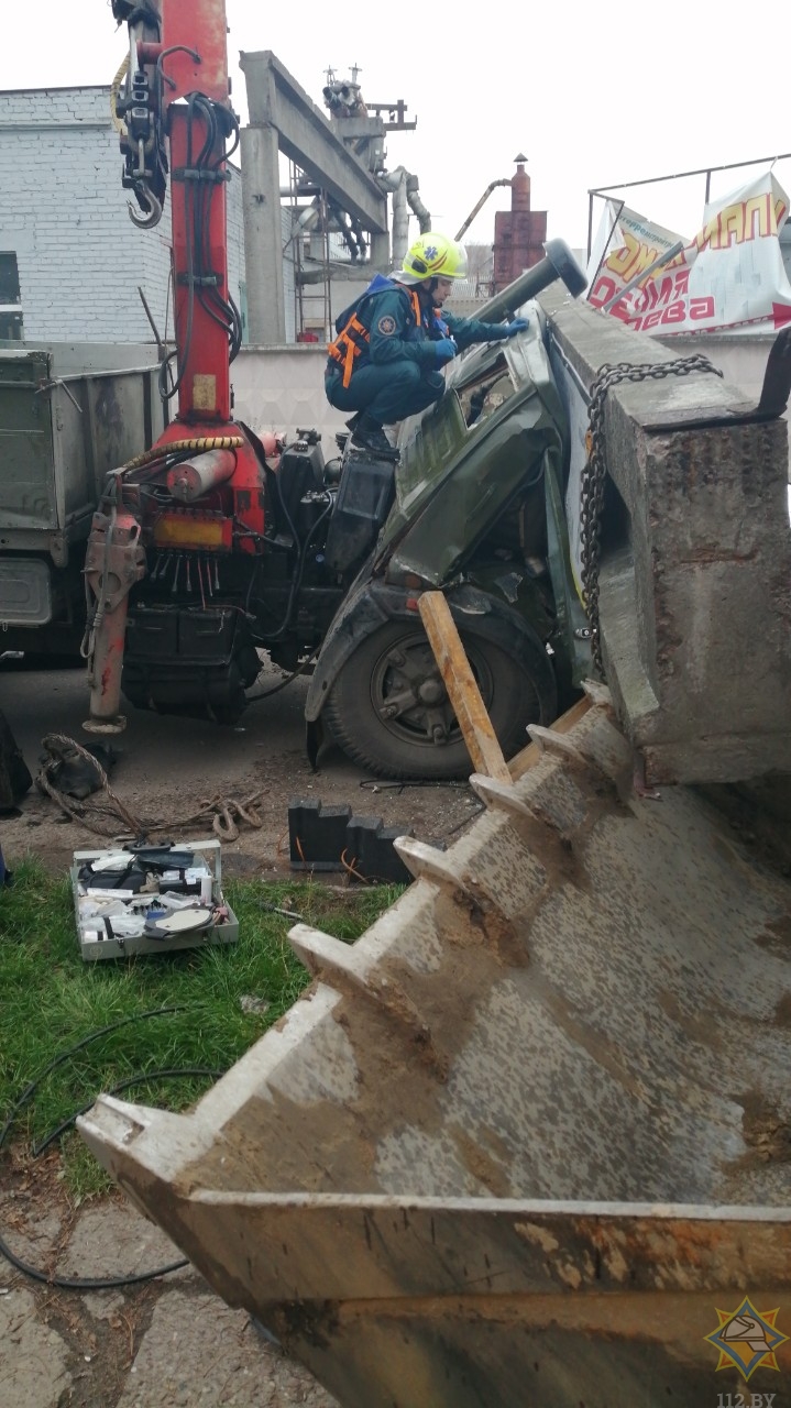 В Бресте поперечная балка эстакады упала на кабину грузовика с людьми-1