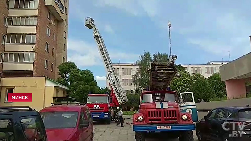 В Слониме спасатели сняли с ограждения балкона на третьем этаже 5-летнюю девочку