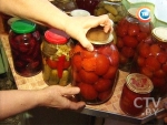 Как легко открыть банку с закручивающейся крышкой?