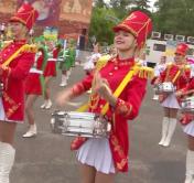 700 барабанщиц вышли на парад в Витебске