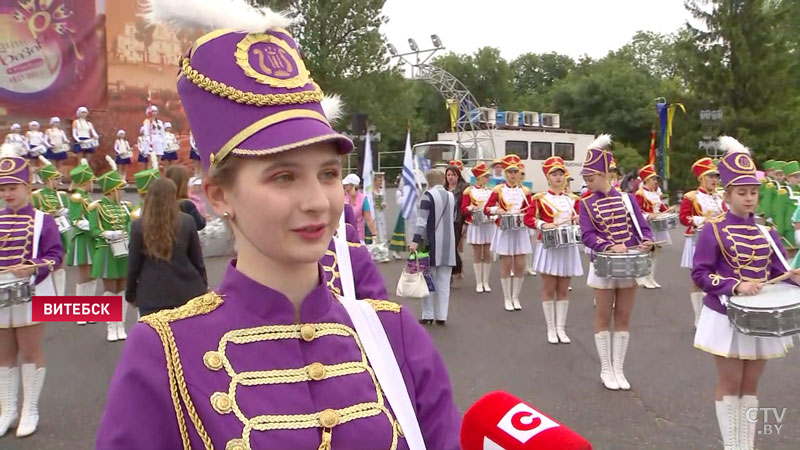 700 барабанщиц вышли на парад в Витебске-14