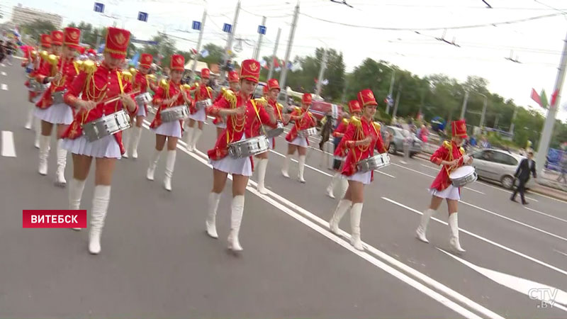 700 барабанщиц вышли на парад в Витебске-3