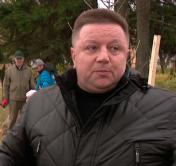 «Посадить дерево, чтобы память была о тебе». Александр Барсуков принял участие в городском субботнике