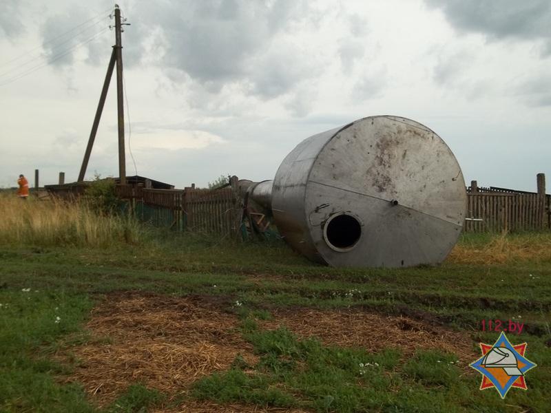 Непогода в Беларуси: почти 840 деревень остались без электричества, в Копыльском районе рухнула водонапорная башня