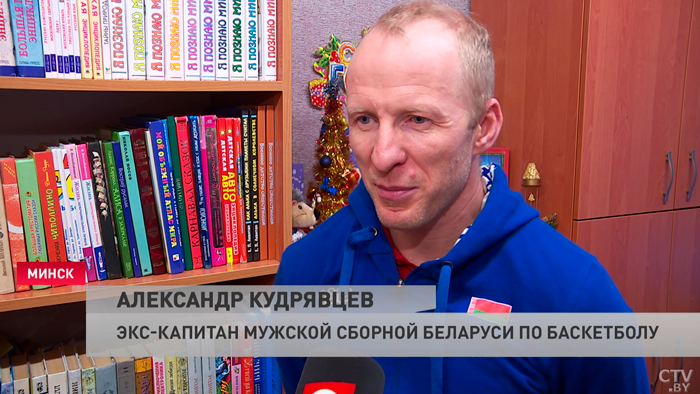 «Им всем весело, нравится – это главное». Баскетболисты поздравили воспитанников социально-педагогического центра-4