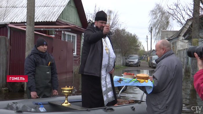 «Мы здесь приехали вовремя». Батюшка плавал на лодке к людям, чтобы освятить продукты в Пасху-1