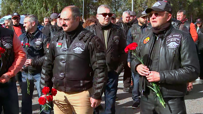 Байкеры возложили цветы на Кургане Славы и поехали ко Дворцу спорта закрывать сезон