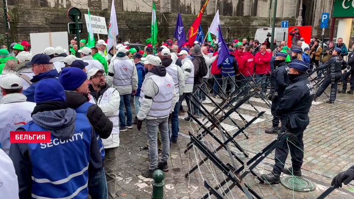 В Бельгии полицейские вышли на акцию протеста. Угадайте, кто же охранял митингующих?-1