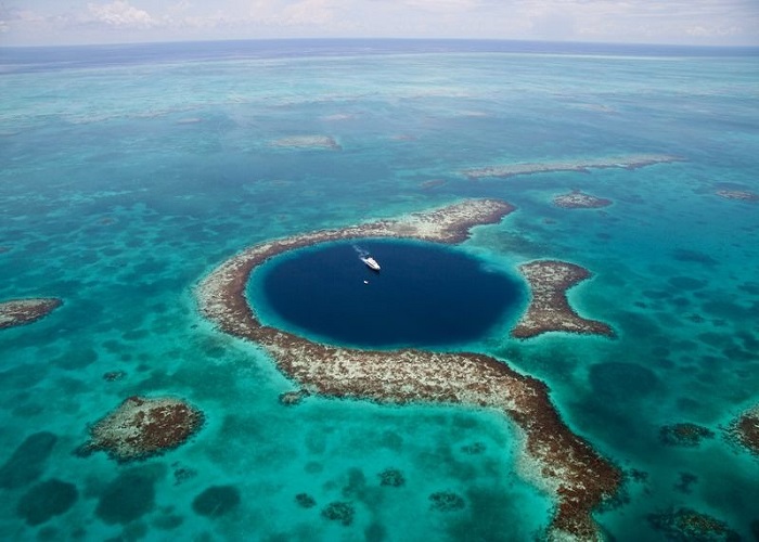 Фотофакт: 5 самых известных голубых дыр на планете-8