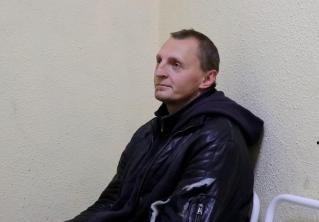 «Я в противоправных деяниях не участвовал». Что говорит белорус, который разбил стекло в машине ОМОН?