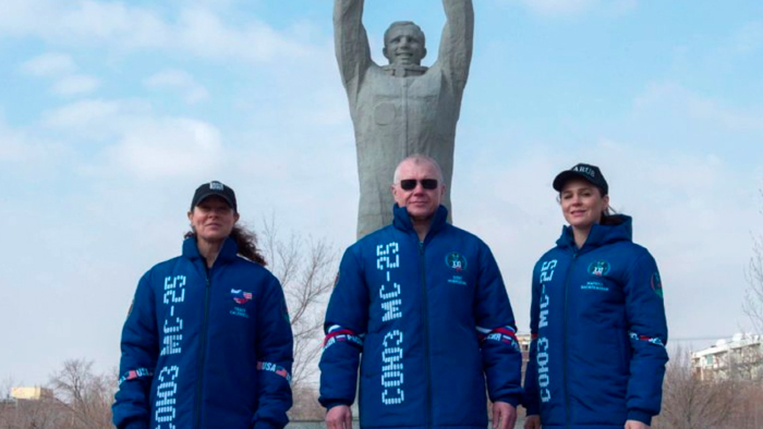 Экипажи Новицкого и Вагнера возложили цветы к памятникам первопроходцам космоса