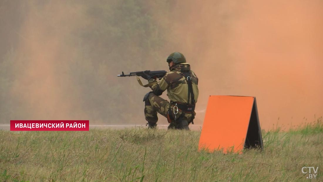 «Это самый волнительный полёт в моей жизни». Белорусские лётчики отрабатывают посадку военных самолётов на трассу М1-3