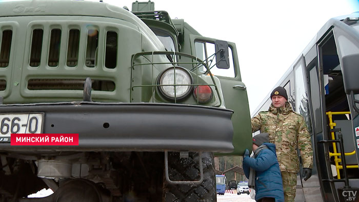 «Я хочу стать как папа». Белорусские военные на 23 февраля взяли своих детей на работу-16