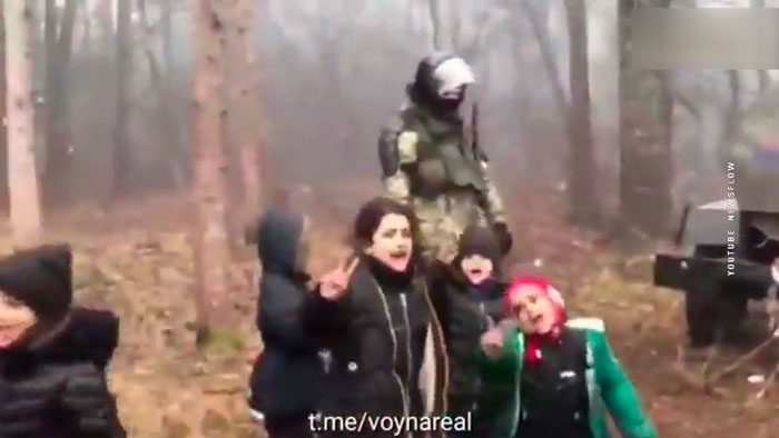 Сила и доброта в одном человеке. Белорусский военнослужащий поиграл с детьми на границе-4