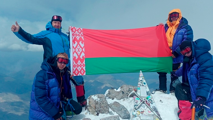 Белорусские спасатели развернули на Эльбрусе государственный флаг