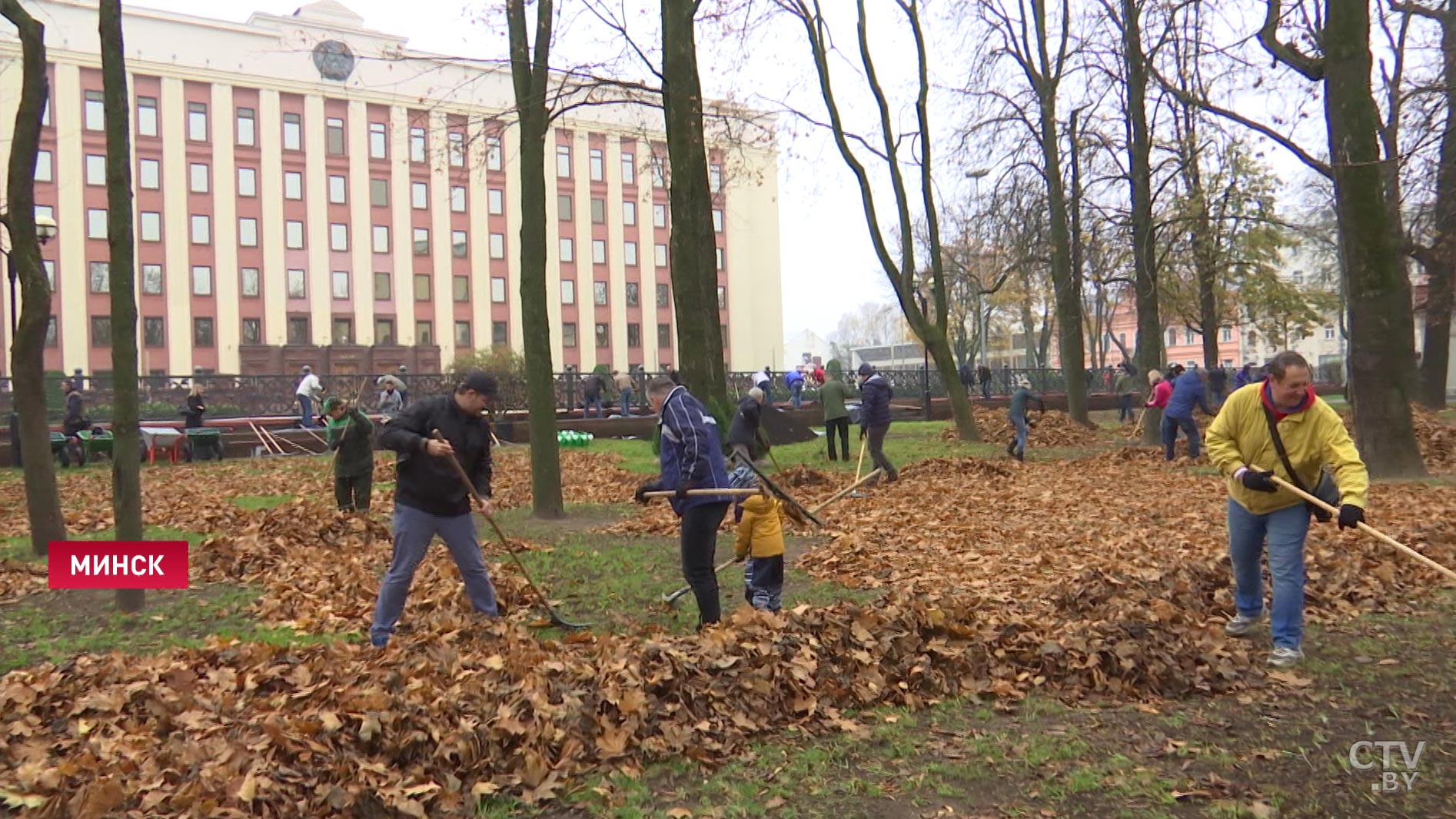 Последние октябрьские субботники прошли по всей Беларуси. Показываем, как это было-4