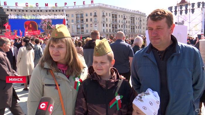 «Я со своими правнуками пришёл». Белорусы несут цветы к монументу на площади Победы в Минске-13