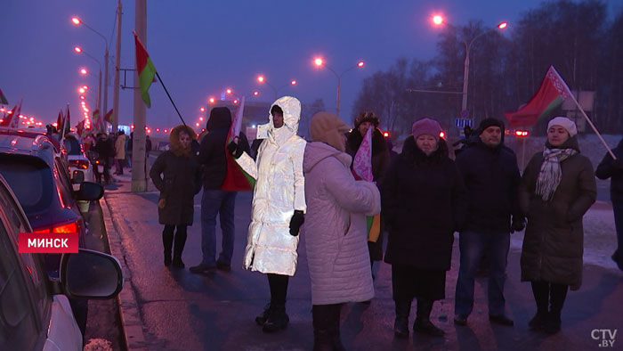 Белорусы рассказали, почему вышли на улицы приветствовать колонны армейской и милицейской техники-1