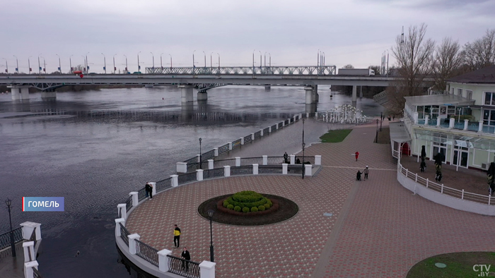 Гомельская набережная под водой! Белорусы делают фото на память и сплавляются на байдарках-7