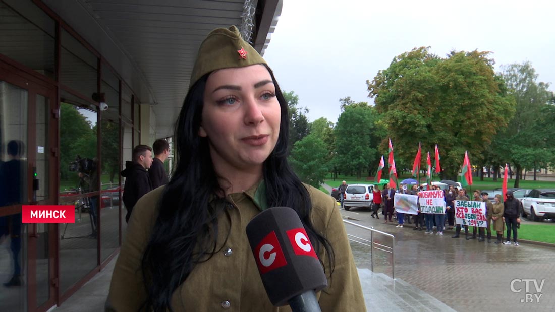 «Мы не хотим отсиживаться, читая только Telegram-каналы». Что говорят белорусы у польского посольства в Минске-4