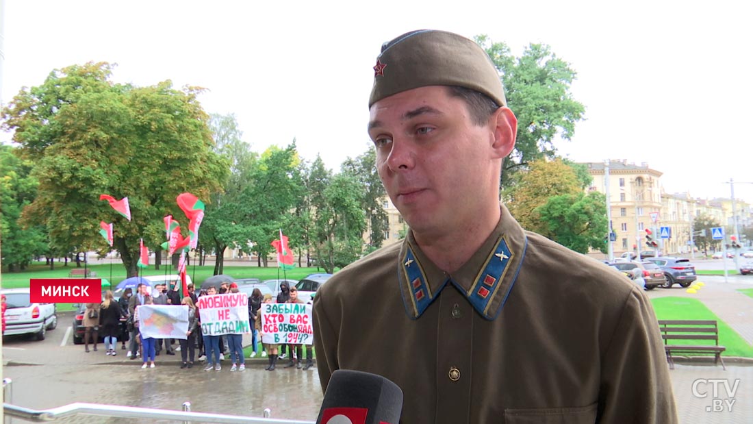 «Мы не хотим отсиживаться, читая только Telegram-каналы». Что говорят белорусы у польского посольства в Минске-7