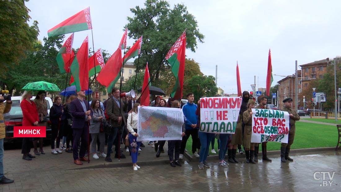 «Мы не хотим отсиживаться, читая только Telegram-каналы». Что говорят белорусы у польского посольства в Минске-1