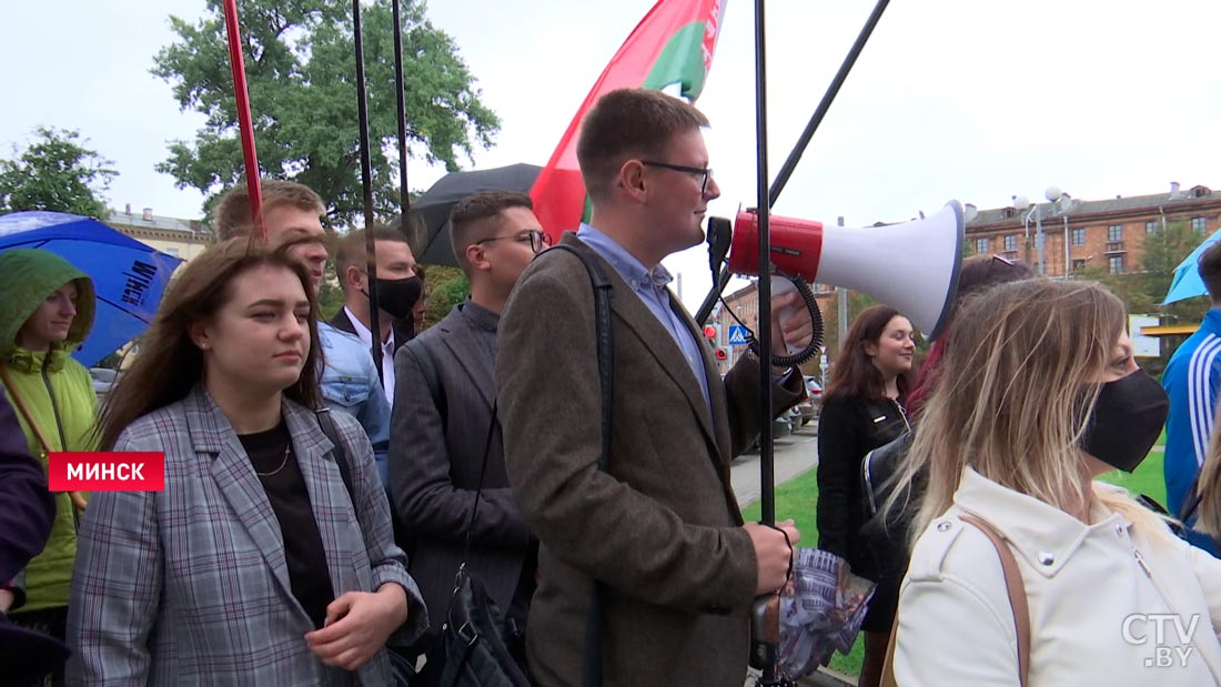 «Мы не хотим отсиживаться, читая только Telegram-каналы». Что говорят белорусы у польского посольства в Минске-10