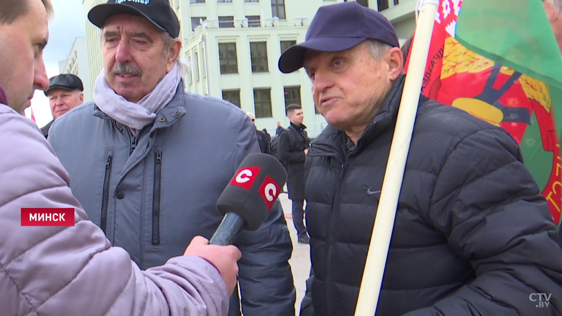 «Денег нам не надо, мы за мир». Эти белорусы собрались в центре Минска, чтобы высказаться-22 «Денег нам не надо, мы за мир». Эти белорусы собрались в центре Минска, чтобы высказаться-22