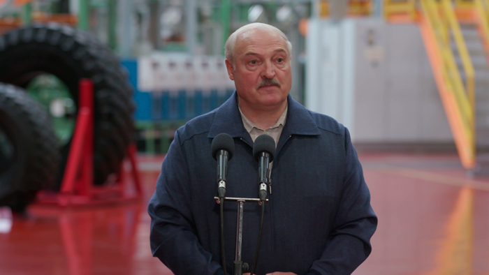 «Спасибо, что в трудные времена не бросили предприятие». Лукашенко поблагодарил работников «Белшины»