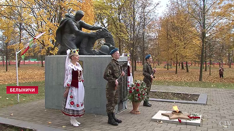 Всебелорусская акция «Во славу общей Победы» прошла в Белыничах: землю с мест захоронений воинов собрали в капсулу-1