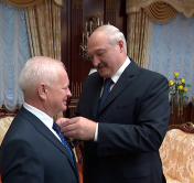 Александр Лукашенко вручил Йозефу Мигашу орден Франциска Скорины Александр Лукашенко вручил Йозефу Мигашу орден Франциска Скорины
