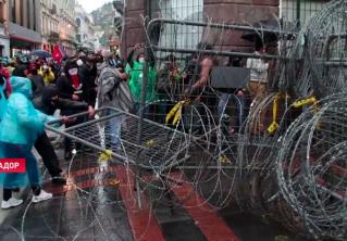 Протесты в Эквадоре переросли в беспорядки. Толпу разгоняли водомётами