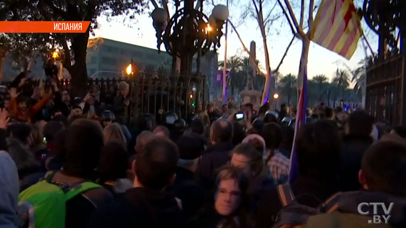В Барселоне митинг у здания парламента перерос в столкновения с полицией: пострадали 13 человек-1