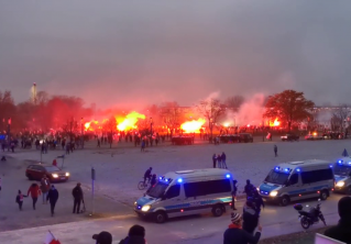 Пиротехника, дубинки и электрошокеры. В Варшаве марш независимости закончился столкновениями с полицией 