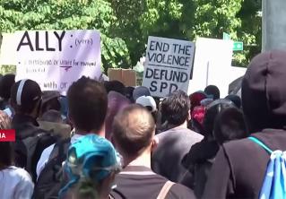 В Сиэтле участники протестов пытались взорвать полицейский участок