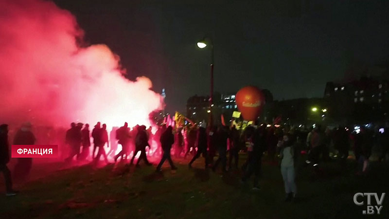 Жгли покрышки и бросали в полицию петарды. В Париже во время забастовки задержали почти 100 человек-4