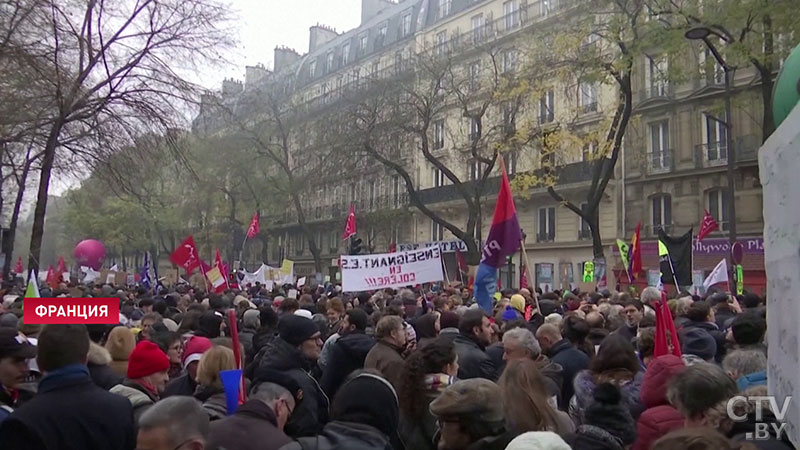 Жгли покрышки и бросали в полицию петарды. В Париже во время забастовки задержали почти 100 человек-1