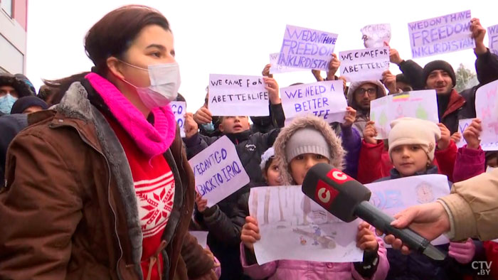 «Наши дети мечтают учиться». Беженцы на границе обратились к Папе Римскому-1