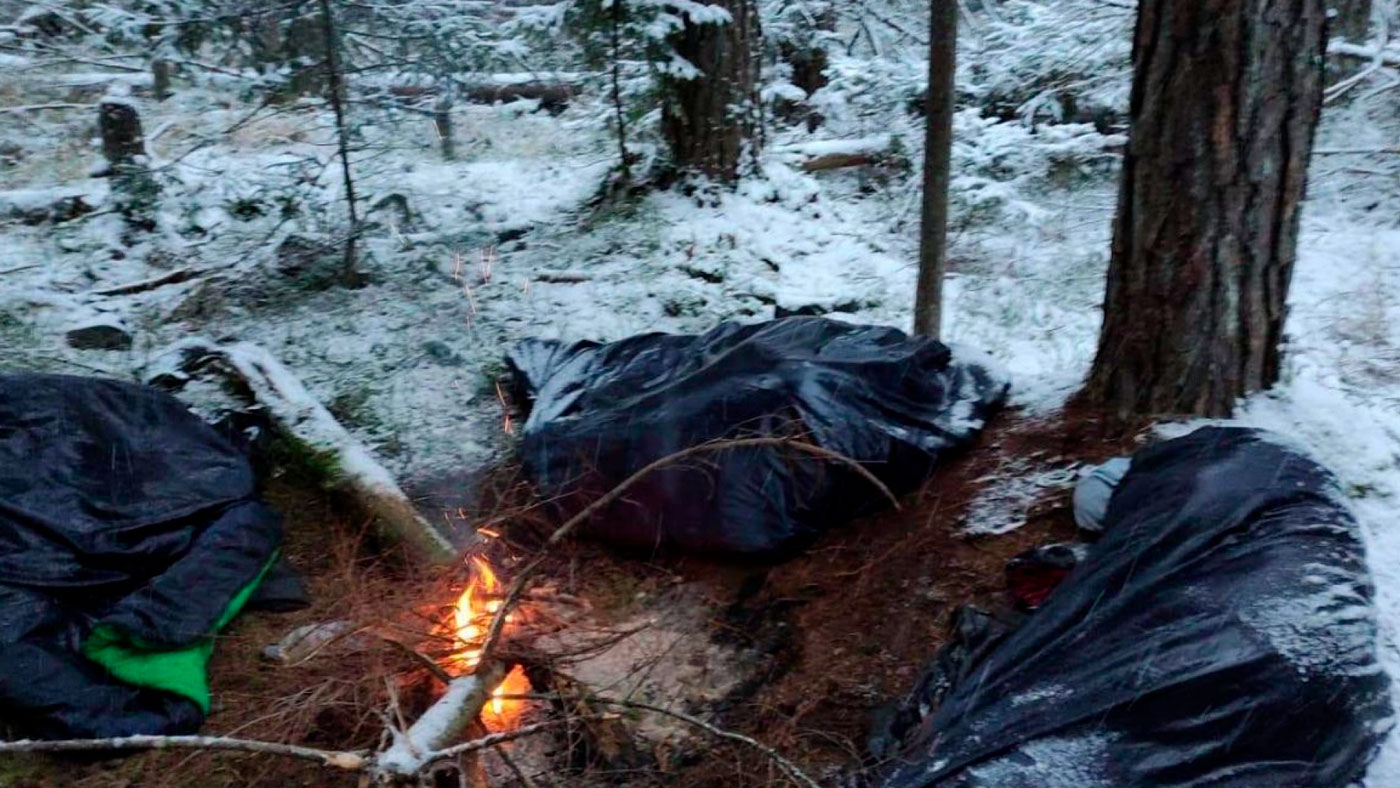 У подростка примёрзли ботинки к ногам! Польские пограничники отказывают беженцам в помощи