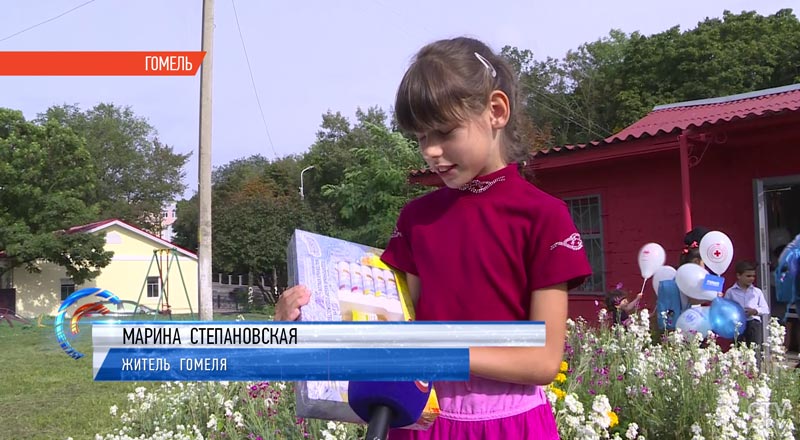 «Порадовали сердца детей и родителей». В Гомеле семьи беженцев и переселенцев получили подарки к новому учебному году-7