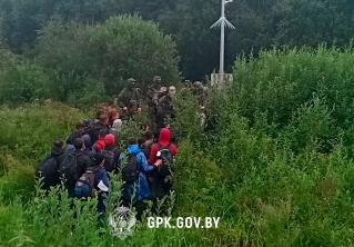Выталкивают на территорию Беларуси беженцев, среди них младенцы и беременная. Новые кадры с литовской границы