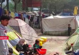 Тысячи беженцев живут в парке Кабула. Некоторые из них спят на земле