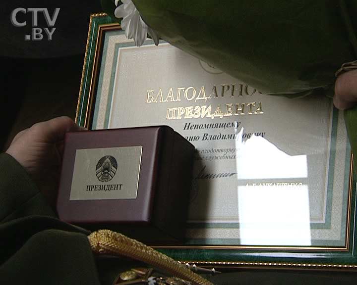 Александр Лукашенко поздравил личный состав cлужбы безопасности Президента с 20-летием и вручил госнаграды сотрудникам